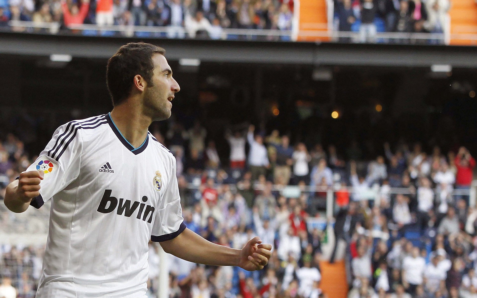 爱游戏-莫伊:凭借无与伦比的防守能力和scrum控制,成为全黑队强大的攻防利器